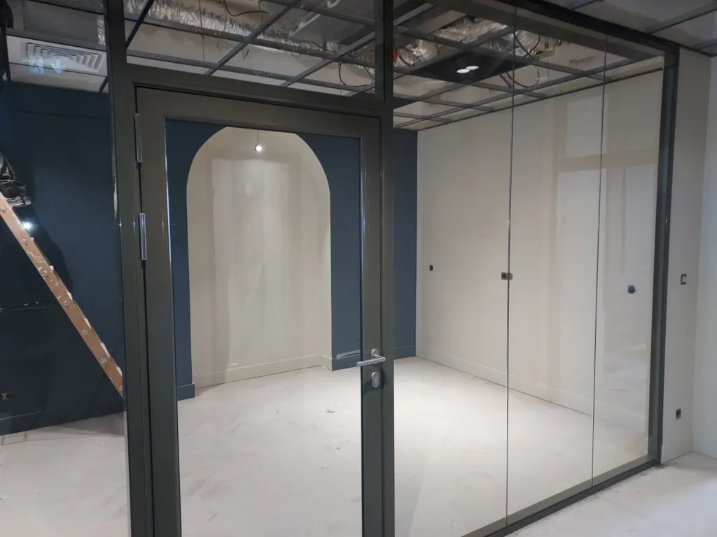 Pose de cloisons entièrement vitrées avec porte vitrée dans une entreprise Place de la Bourse à Lyon 2 lors d'une rénovation complète des bureaux