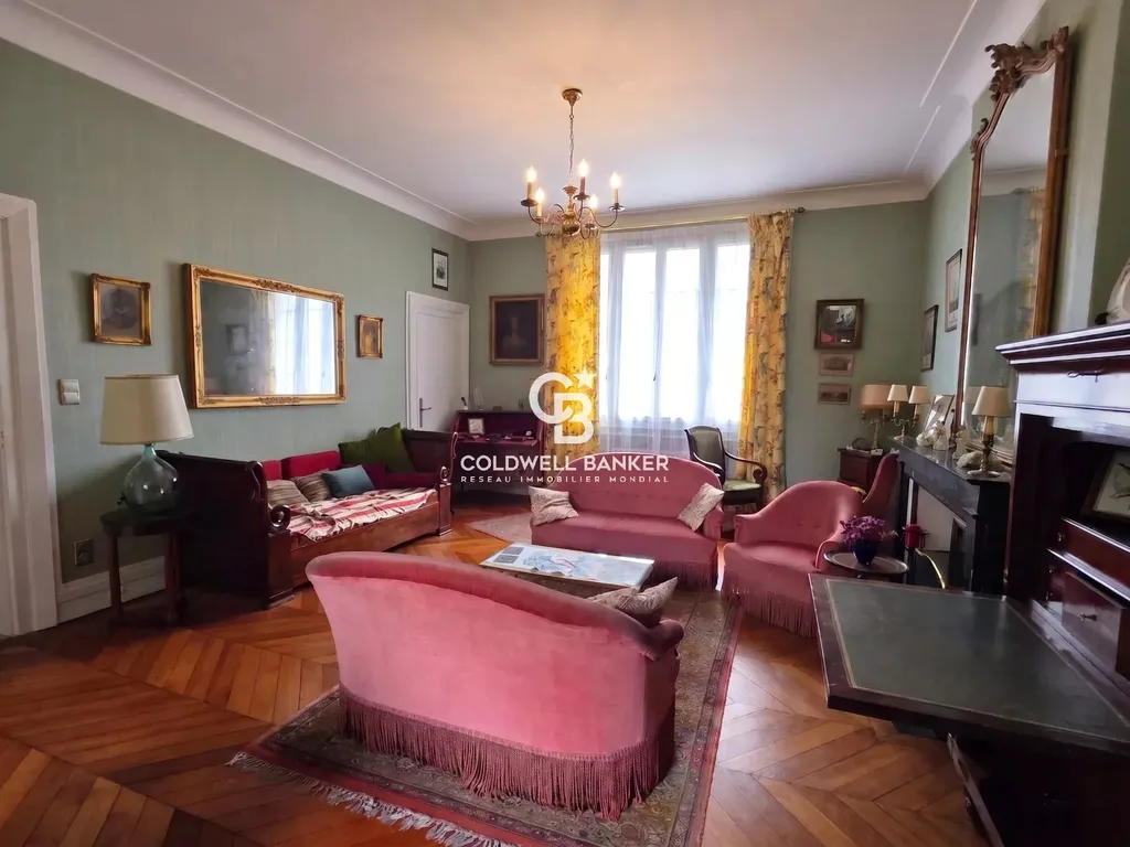 Double salon avec parquet point de Hongrie et cheminée en marbre – maison de charme au Mans