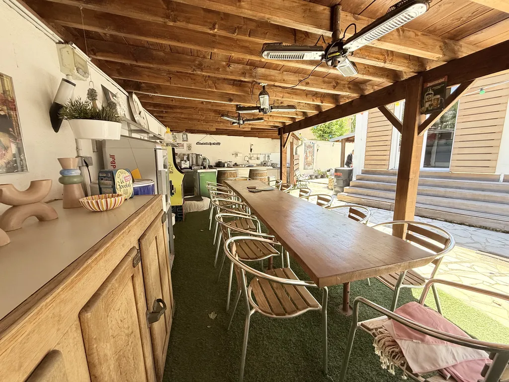 Maison à vendre à Toulon, maison avec piscine, maison de caractère, jardin, terrain de pétanque, studio indépendant.
