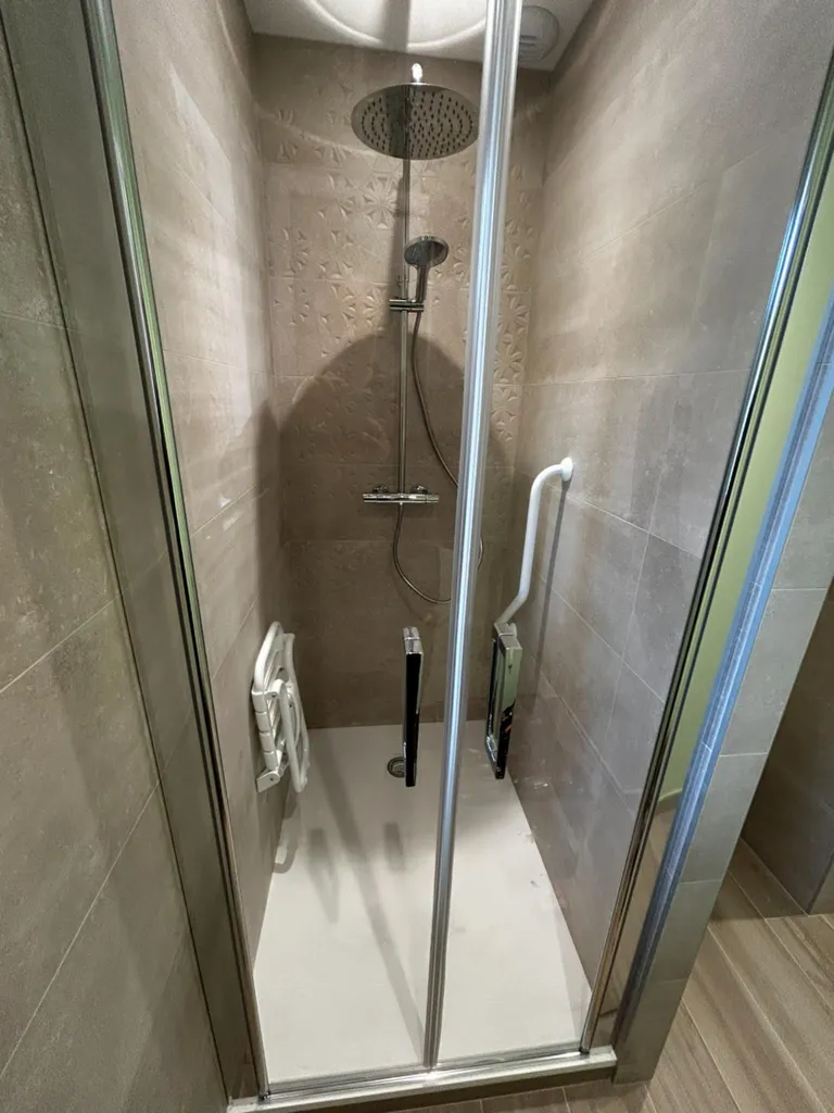 Installation d’une douche PMR sécurisée avec receveur extra-plat dans cette salle de bain à Villefranche-sur-Saône