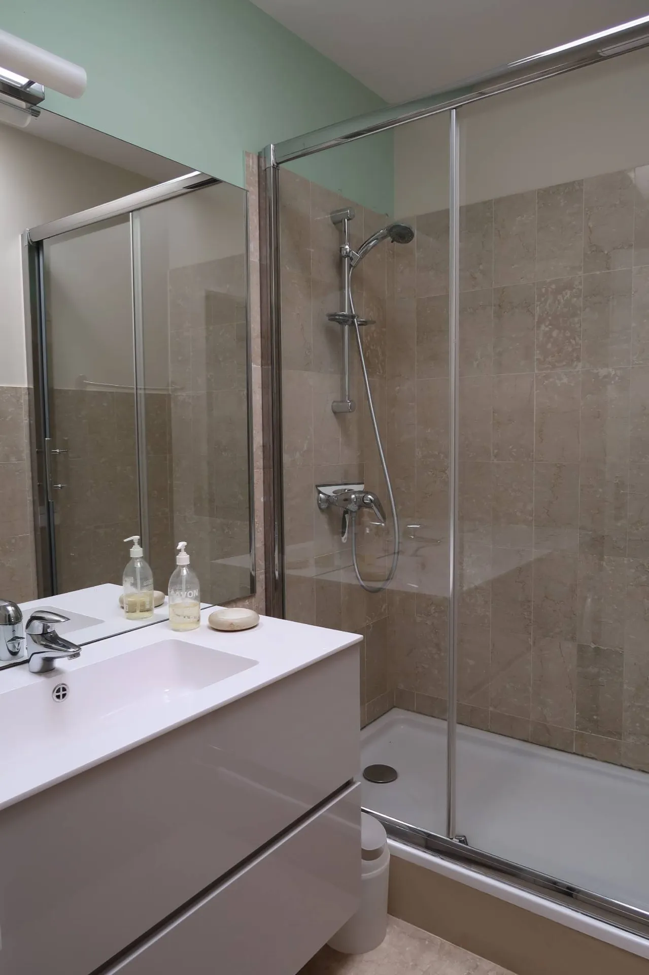 A VENDRE Cassis dans parc sécurisé, au calme et proche plage, avec terrasse vue mer et parkings privés