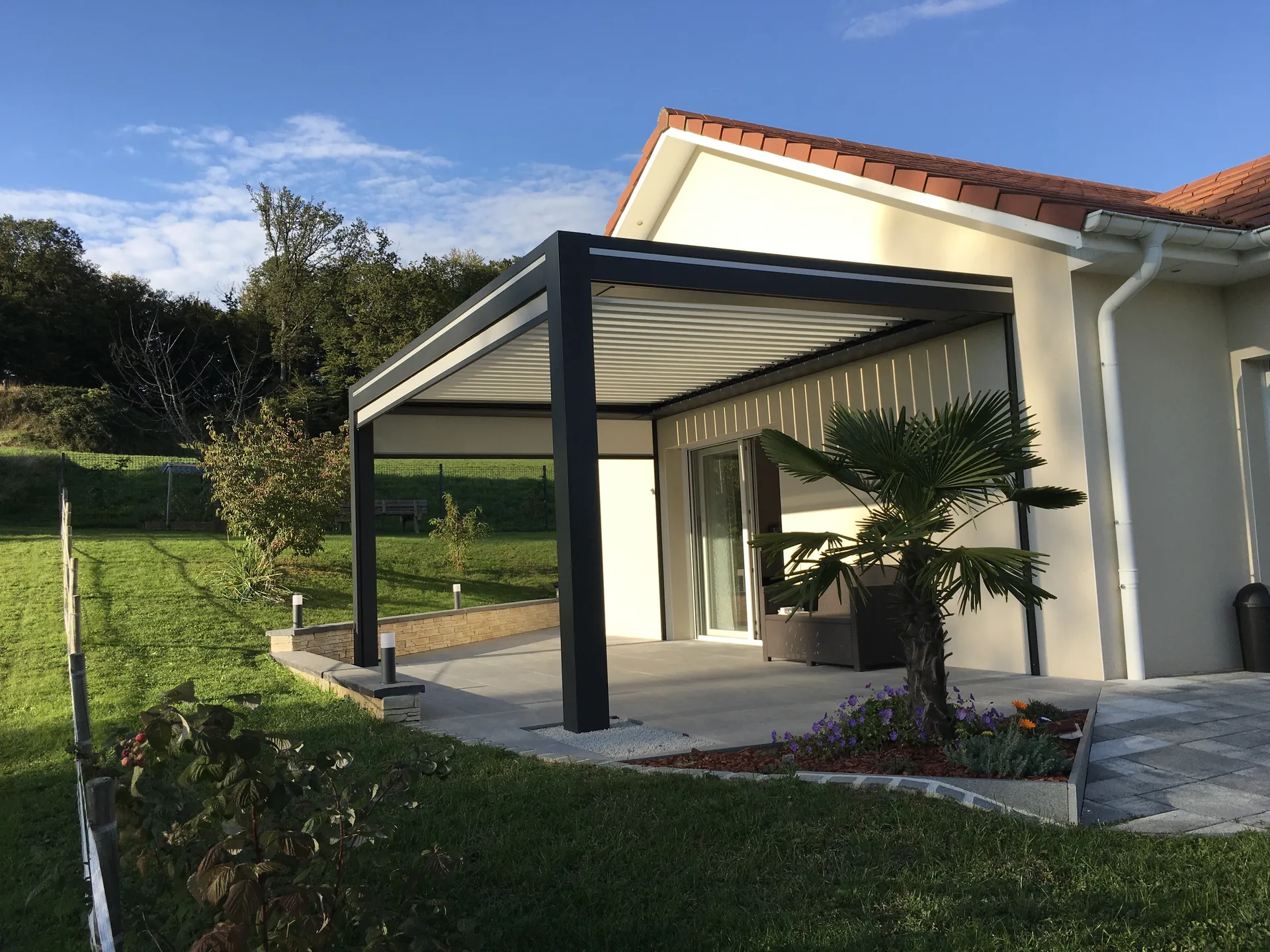 REALISATION D’UNE PERGOLA BIOCLIMATIQUE à CHAMPEY 5000 x 3000 avec des stores LEDS DANS LES LAMES ET CHAUFFAGE
