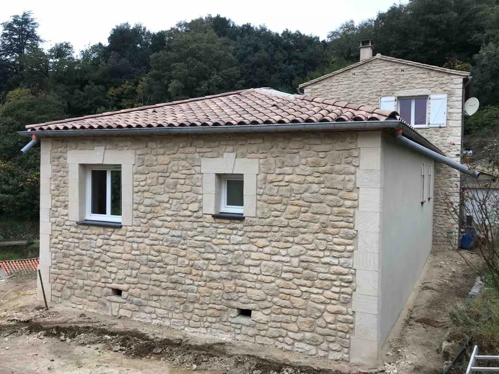 facade en pierre sur bâtisse existante avec extension à Taleyrac dans le Gard proche de Valleraugue et de Ganges 