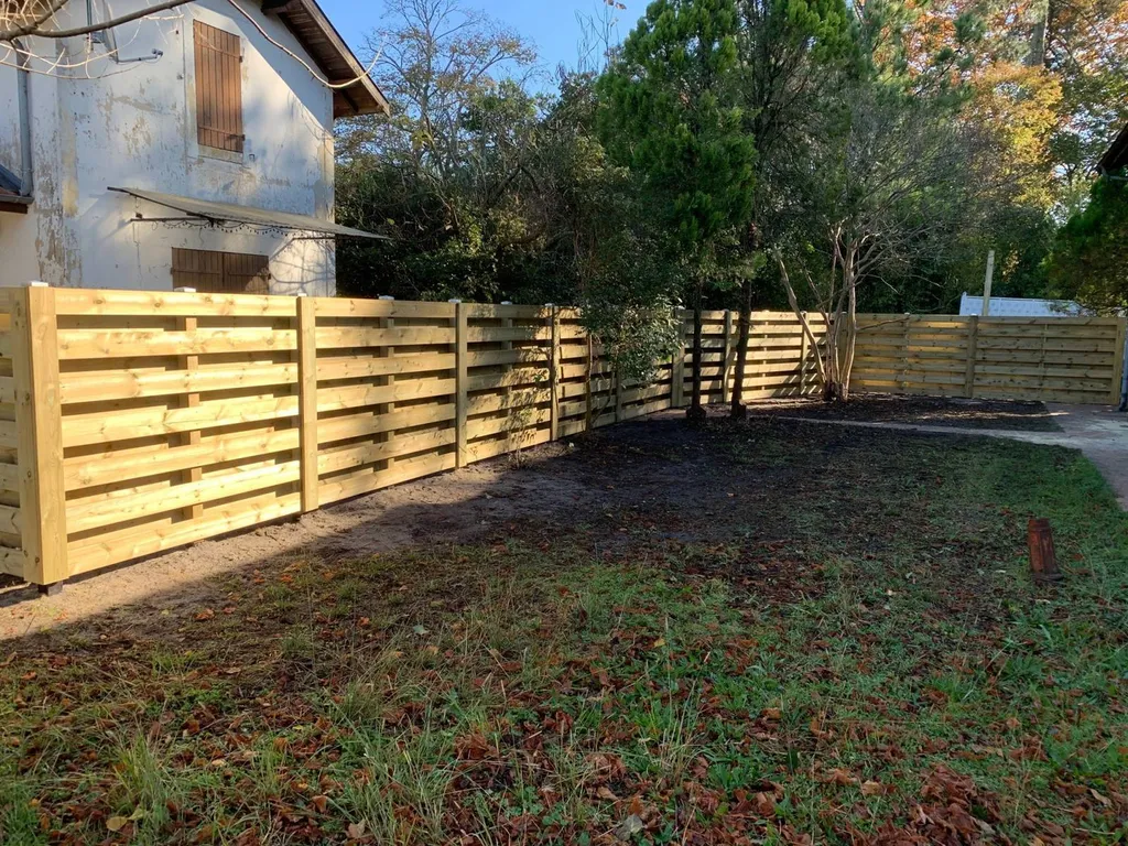 Faire installer par votre paysagiste une clôture en lames de terrasse autour de votre propriété 