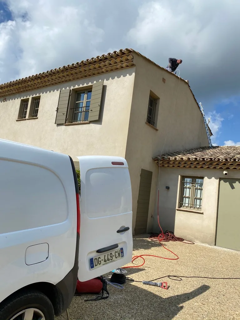 Traitement curatif des guêpes sur votre toiture sur la commune de Saint-Tropez