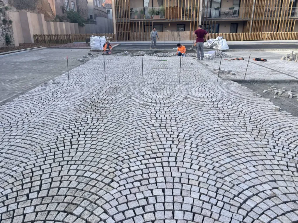 Pose de pavé en queue de paon pour un parking à Obernai près de Barr