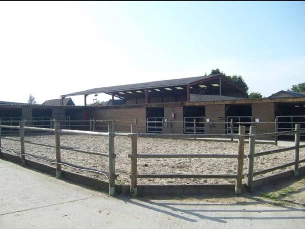 A vendre propriété équestre édifiée sur un terrain de 80 000 m² sur la commune de LES BAUX DE BRETEUIL 27160