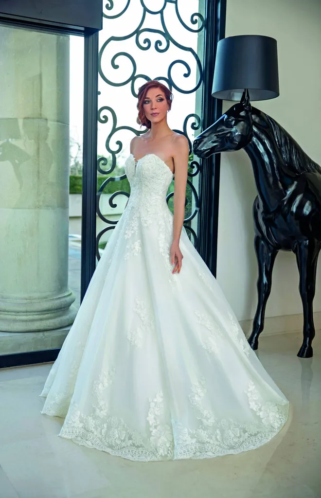 robe de mariée princesse volumineuse avec bustier haute couture de la marque Pronuptia proche de ISTRE