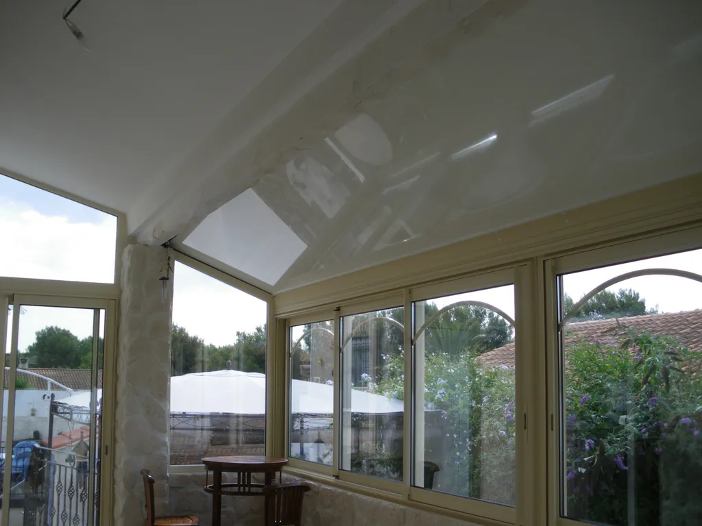Véranda avec toiture isolante à Port de Bouc