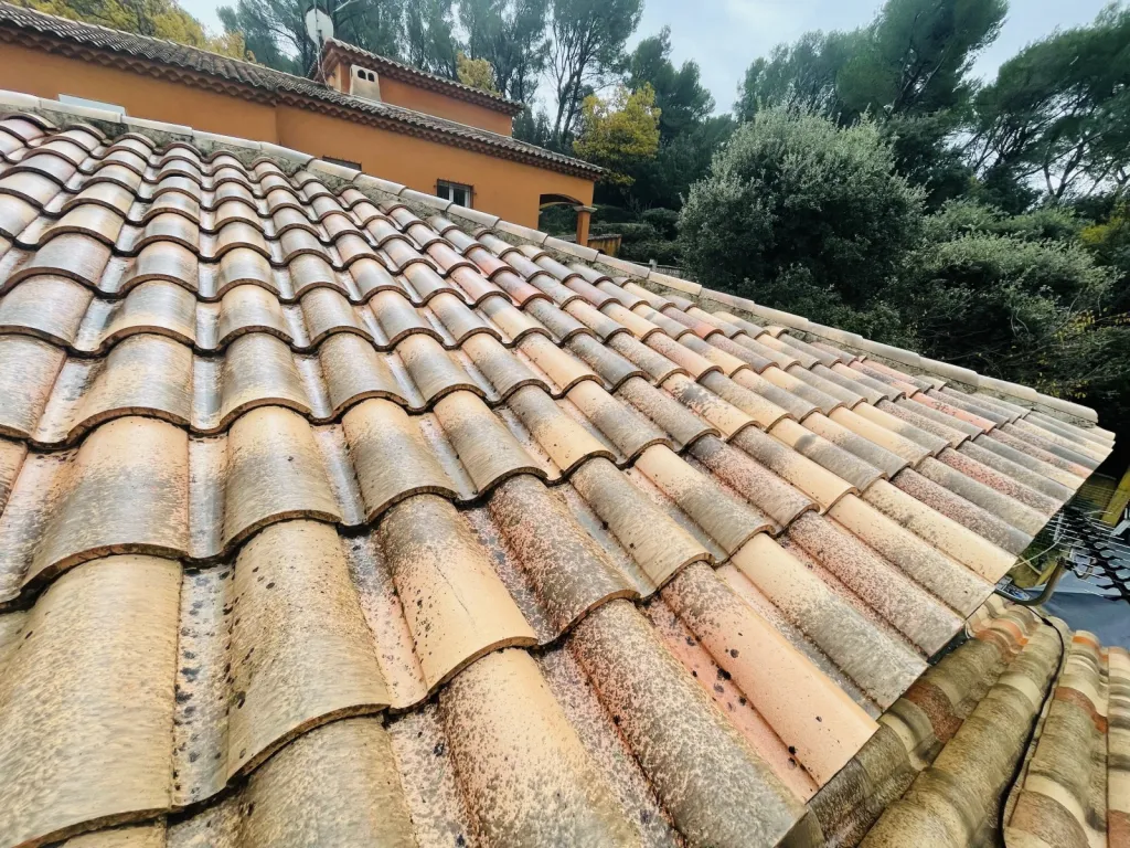 Nettoyage et traitement des tuiles mécaniques d’une maison sur Bouc Bel Air près de Aix en Provence 