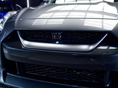 Le PPF film de protection XPEL Fusion assure à cette Nissan GT-R une finition haut de gamme et une carrosserie préservée des aléas de la route.