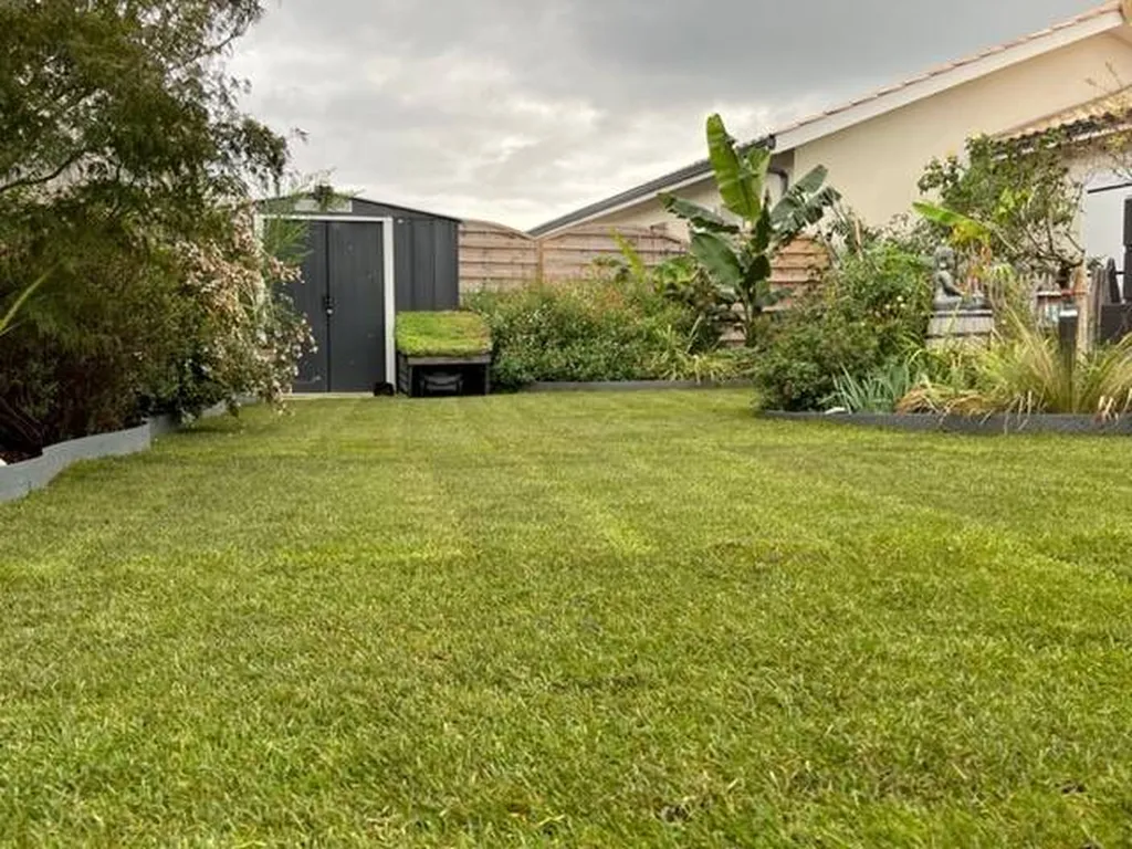 Création d’un gazon en rouleaux dans un jardin situé à Mimizan