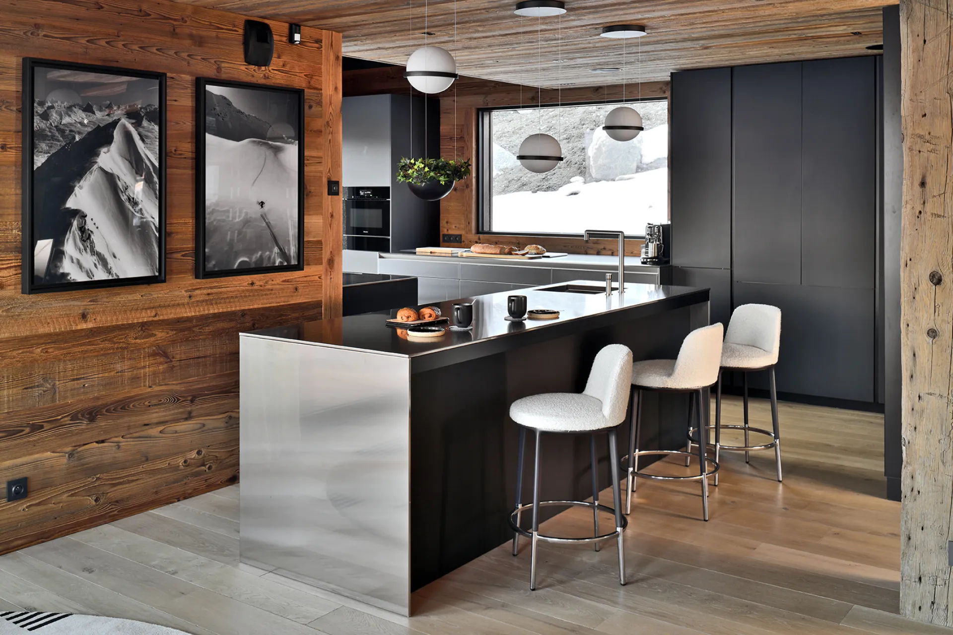 Réalisation d'une cuisine moderne sur mesure en bois et inox dans un chalet haut de gamme à Chamonix-Mont-Blanc