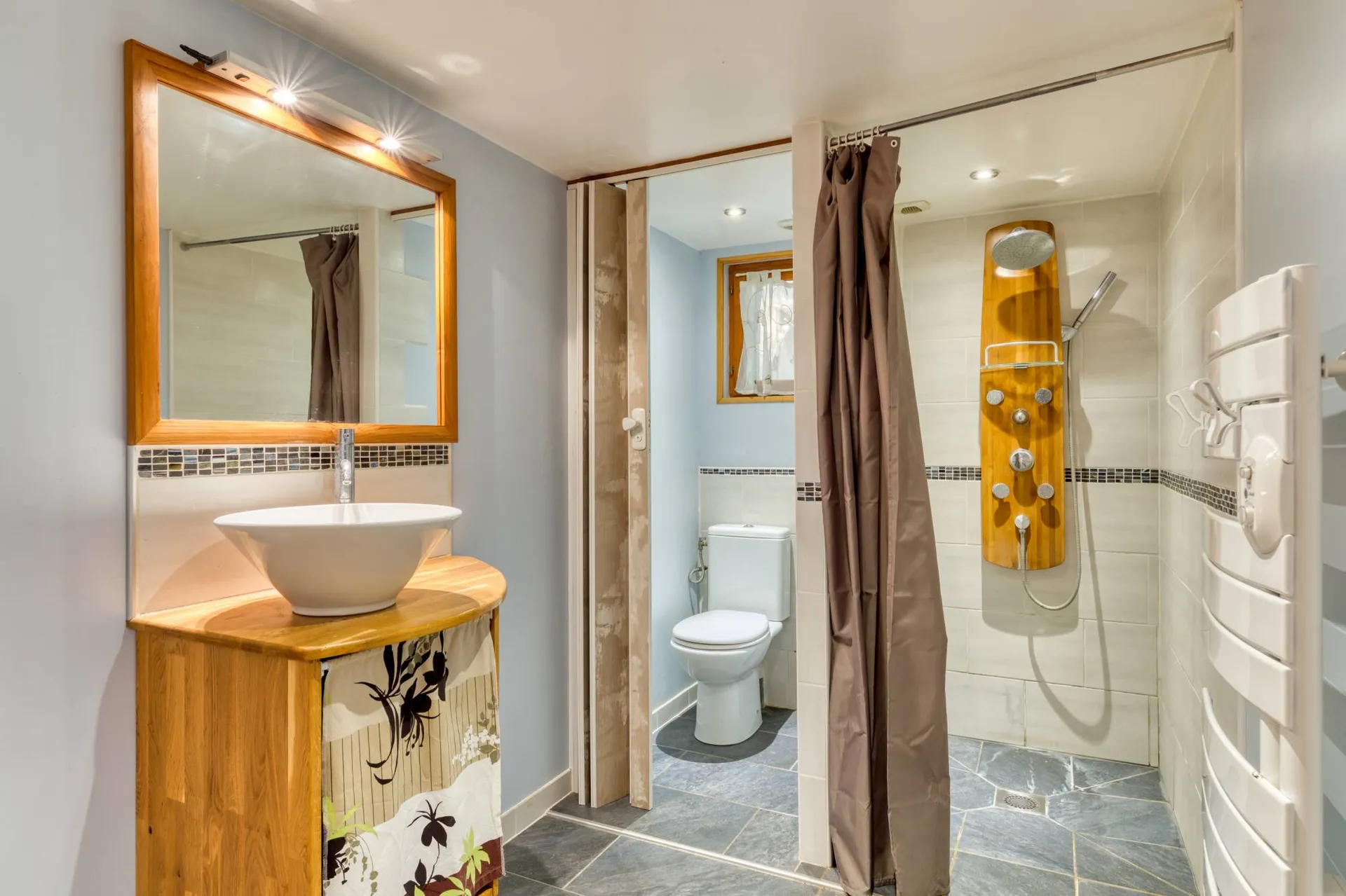 A vendre propriété avec cuisine équipée et aménagée de l'appartement indépendant est prête à l'emploi, offrant un espace fonctionnel et moderne.