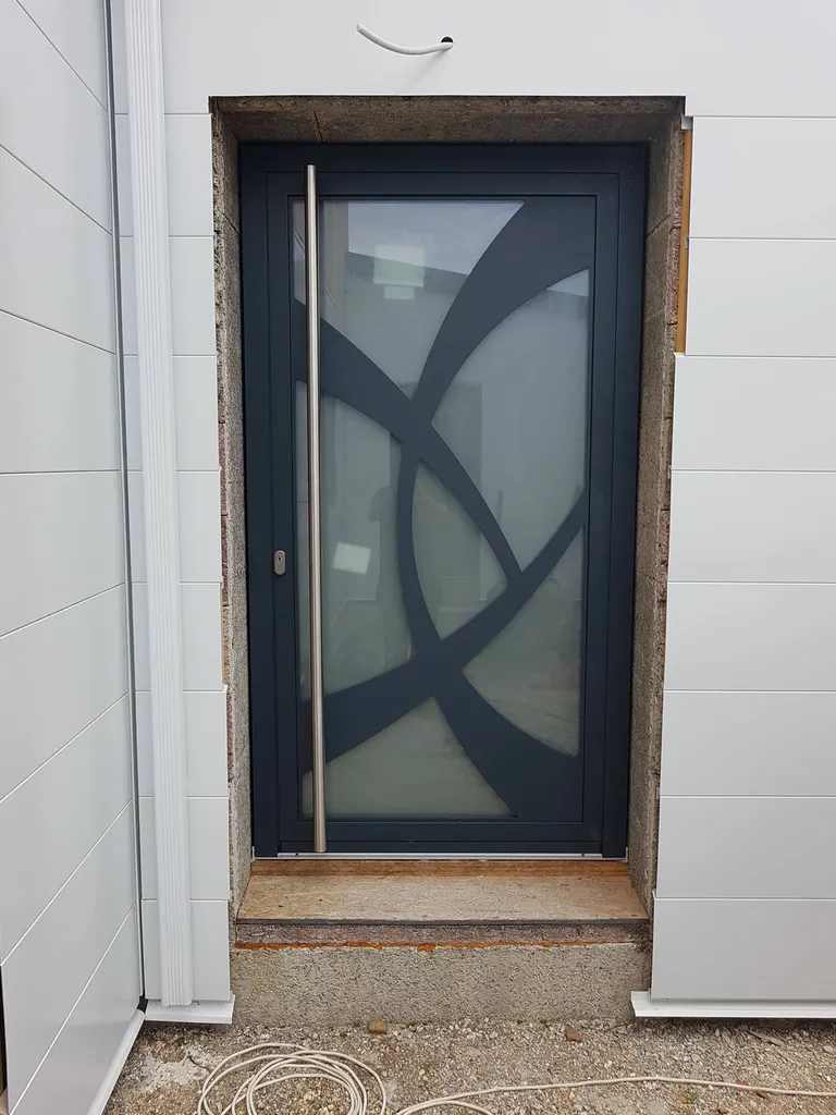 Installation d'une porte d'entrée Aluminium haut de gamme sur mesure à Saint Jean d'Illac 33