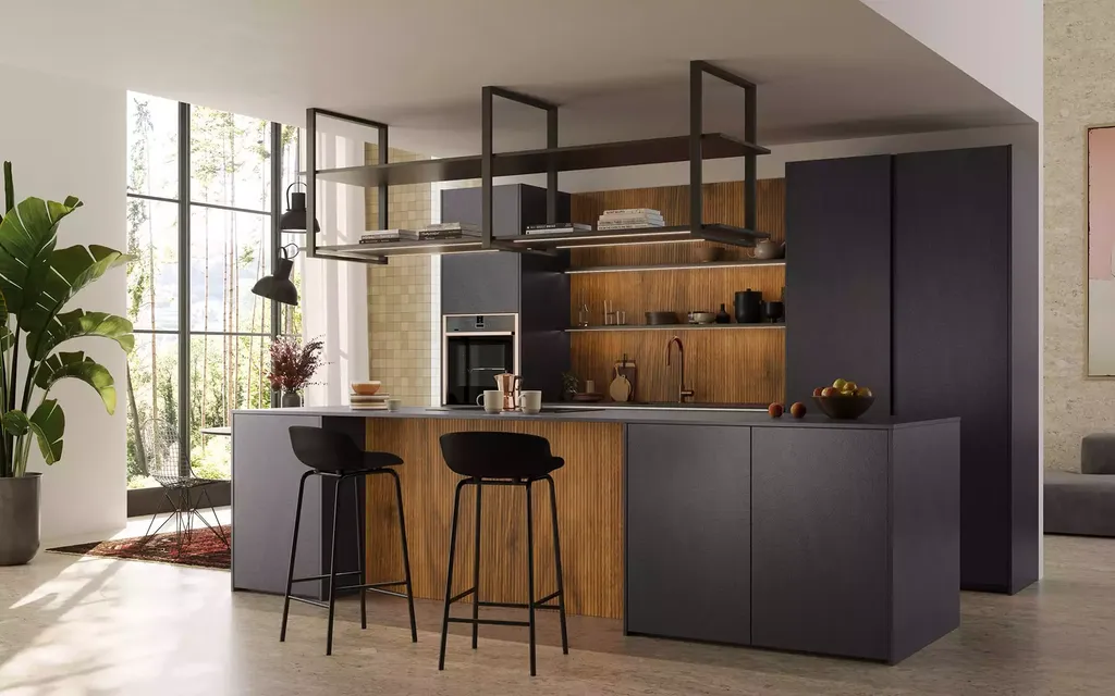 Cuisine contemporaine sur mesure pour un intérieur élégant, graphique et chaleureux grâce aux mélanges des teintes de bois et de gris carbone