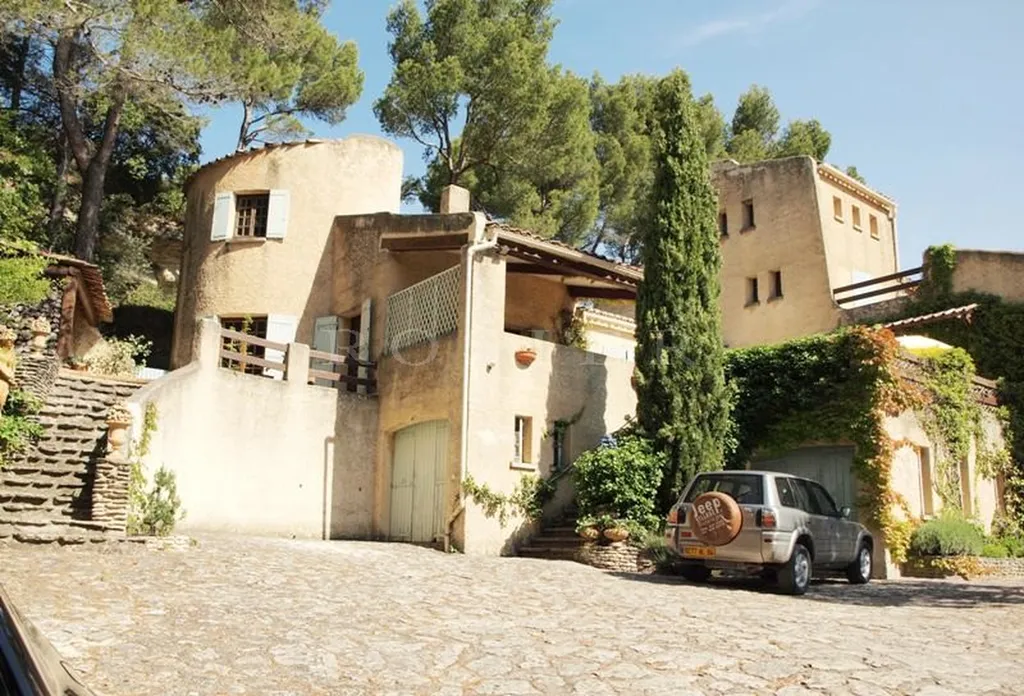 Face au Mont Ventoux,  à vendre, maison très spacieuse de 400 m² dans un écrin de verdure, au calme   