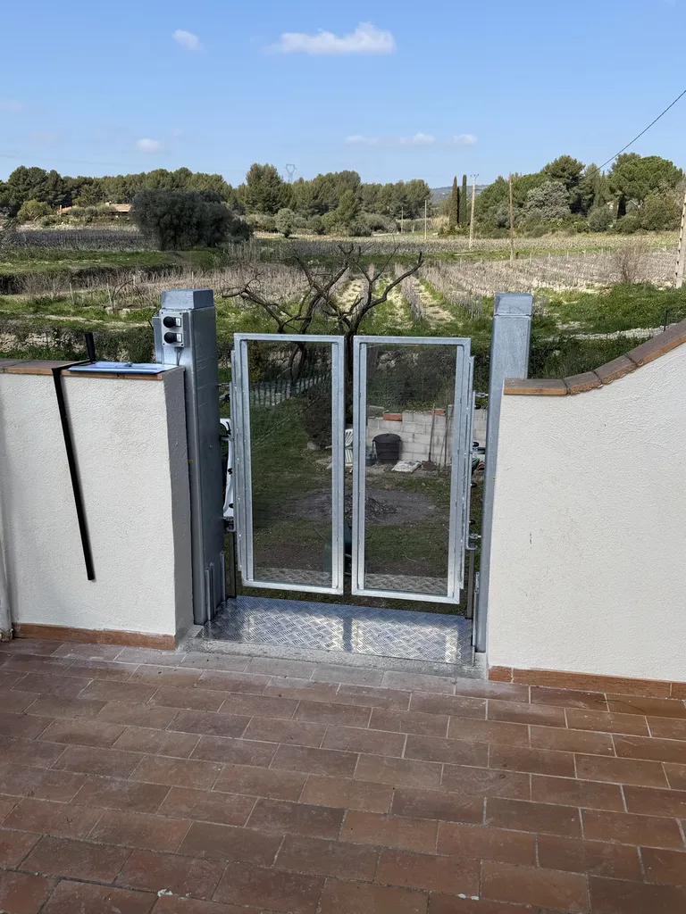 En bonus, le paysage rural du lieu d'implantation de la plateforme verticale Strategos au Beausset dans le Var