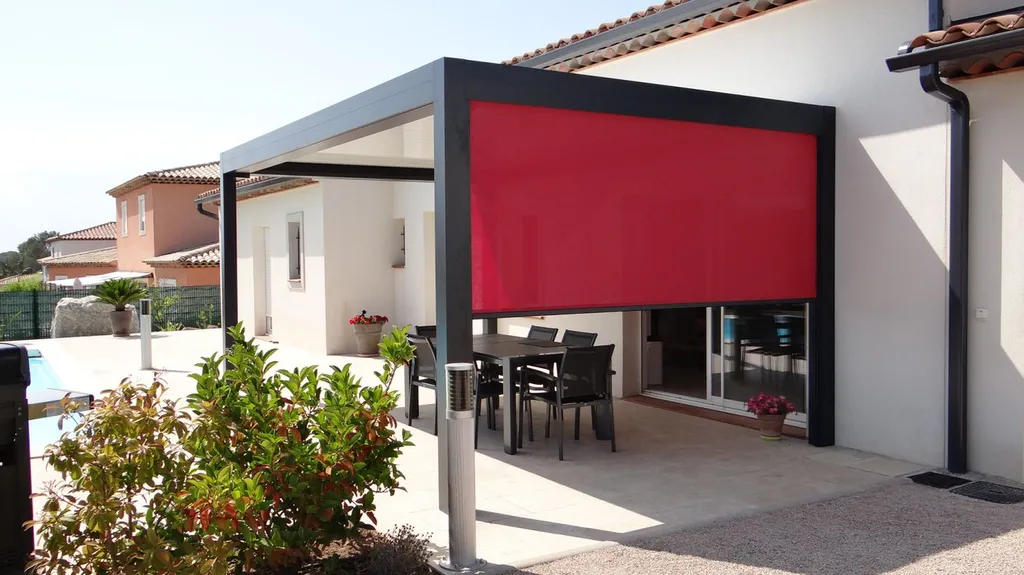 Installation pergola bioclimatique avec store ZIP en Corse : fermeture latérale toile screen intégrée dans les coulisses, protection solaire et visuelle, sans décrochage par vent