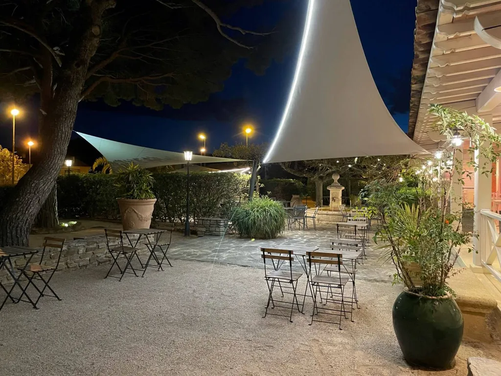 La Table de L'HDLP, restaurant de l'Hôtel de la Plage-HDLP, 83230 Bormes Les Mimosas, La Favière Var.