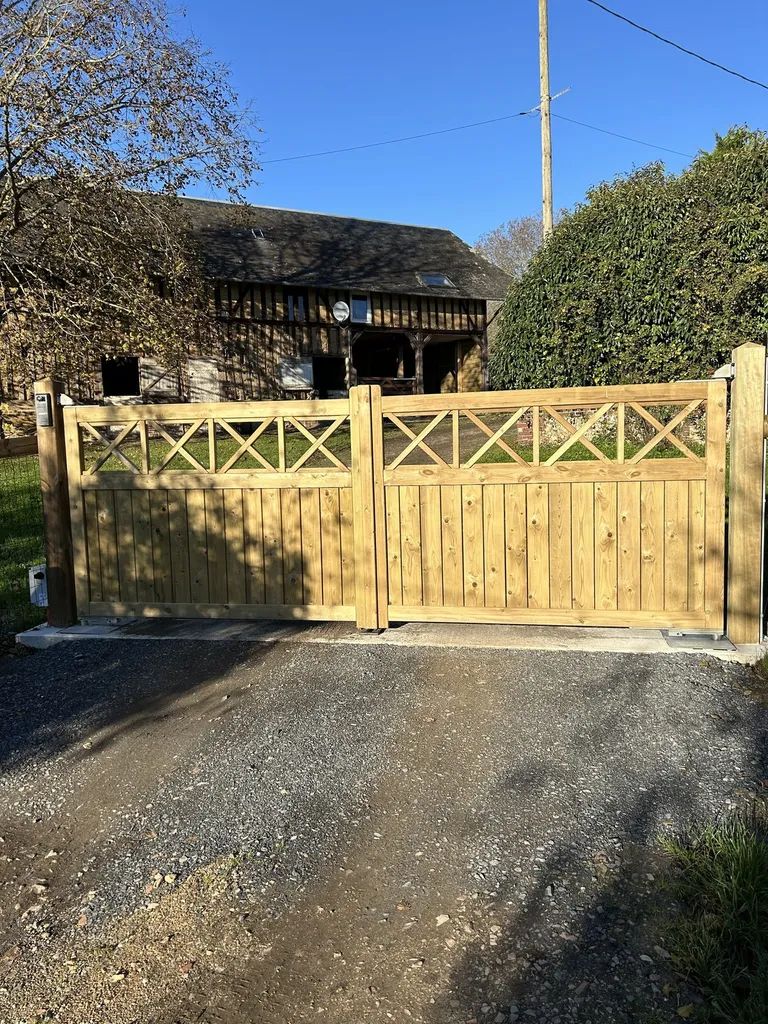 Pose de Portail Motorisé en Bois Noble, Modèle 2 Vantaux Sur-Mesure à Rouen en Seine-Maritime 76 et Barentin