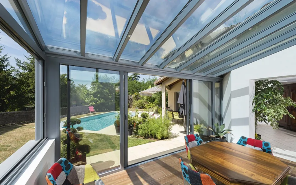 Véranda aluminium sur mesure avec toiture vitrée, stores motorisés et éclairage LED intégrés à installer à Ecully dans l'Ouest lyonnais