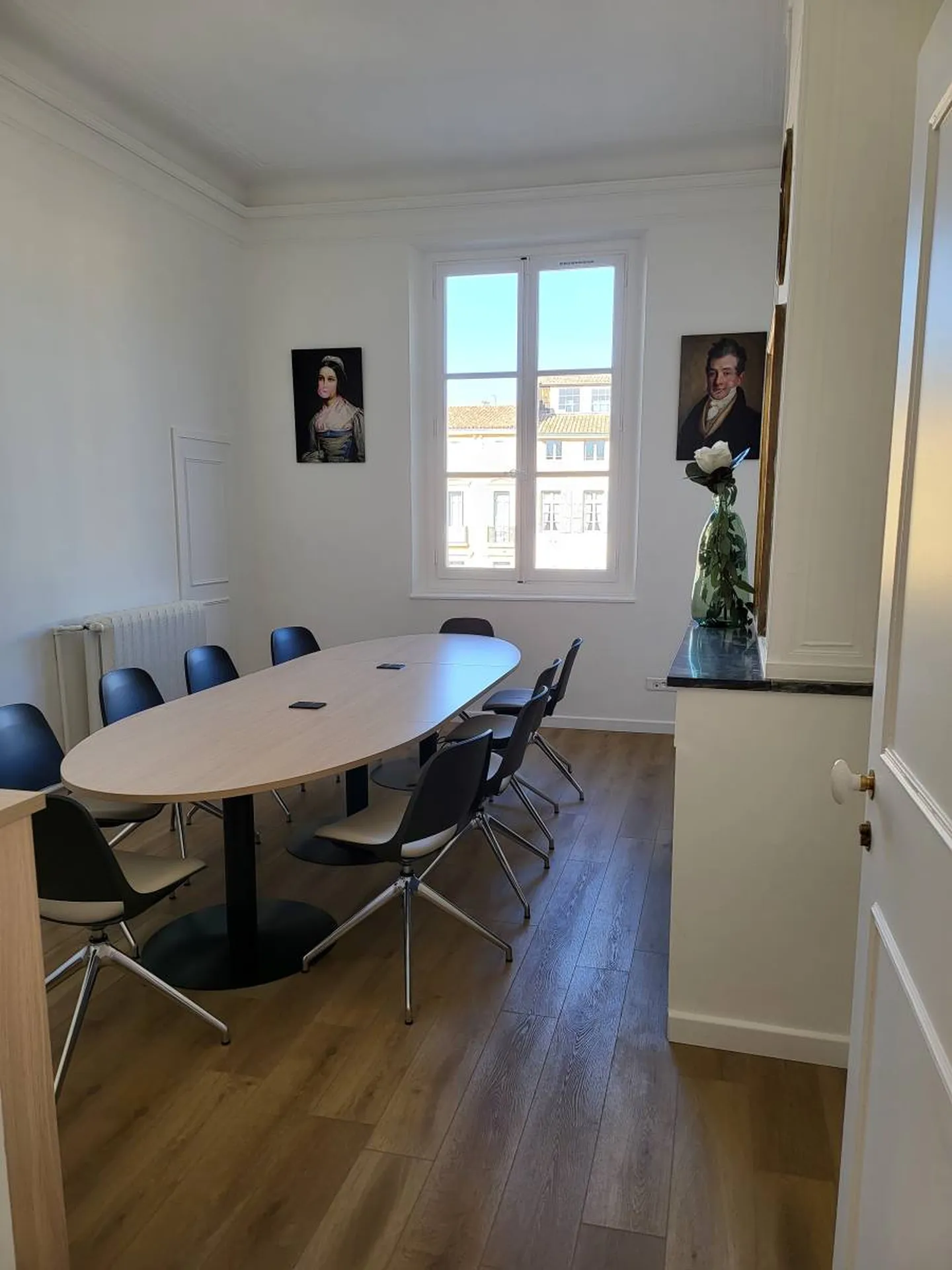 Table de réunion ENSEMBLE avec pieds tulipe Buronomic à Aix-En-Provence