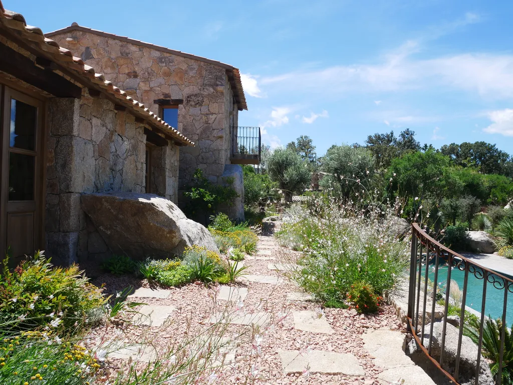 Aménagement paysager complet avec plantations méditerranéennes, pavage granit et éclairage de jardin sur mesure en Corse
