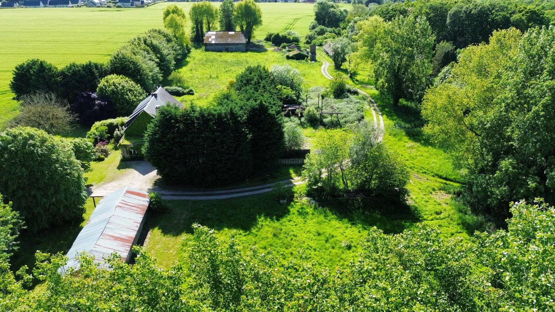 9. Opportunité immobilière en Normandie : maison avec nombreuses possibilités d'aménagement grâce à ses annexes et dépendances.