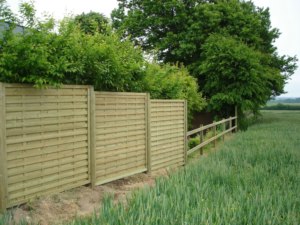 Installation de Clôtures occultantes en bois, Panneaux brise-vue et Claustras naturels à Cabourg dans le calvados 14 et ses Alentours