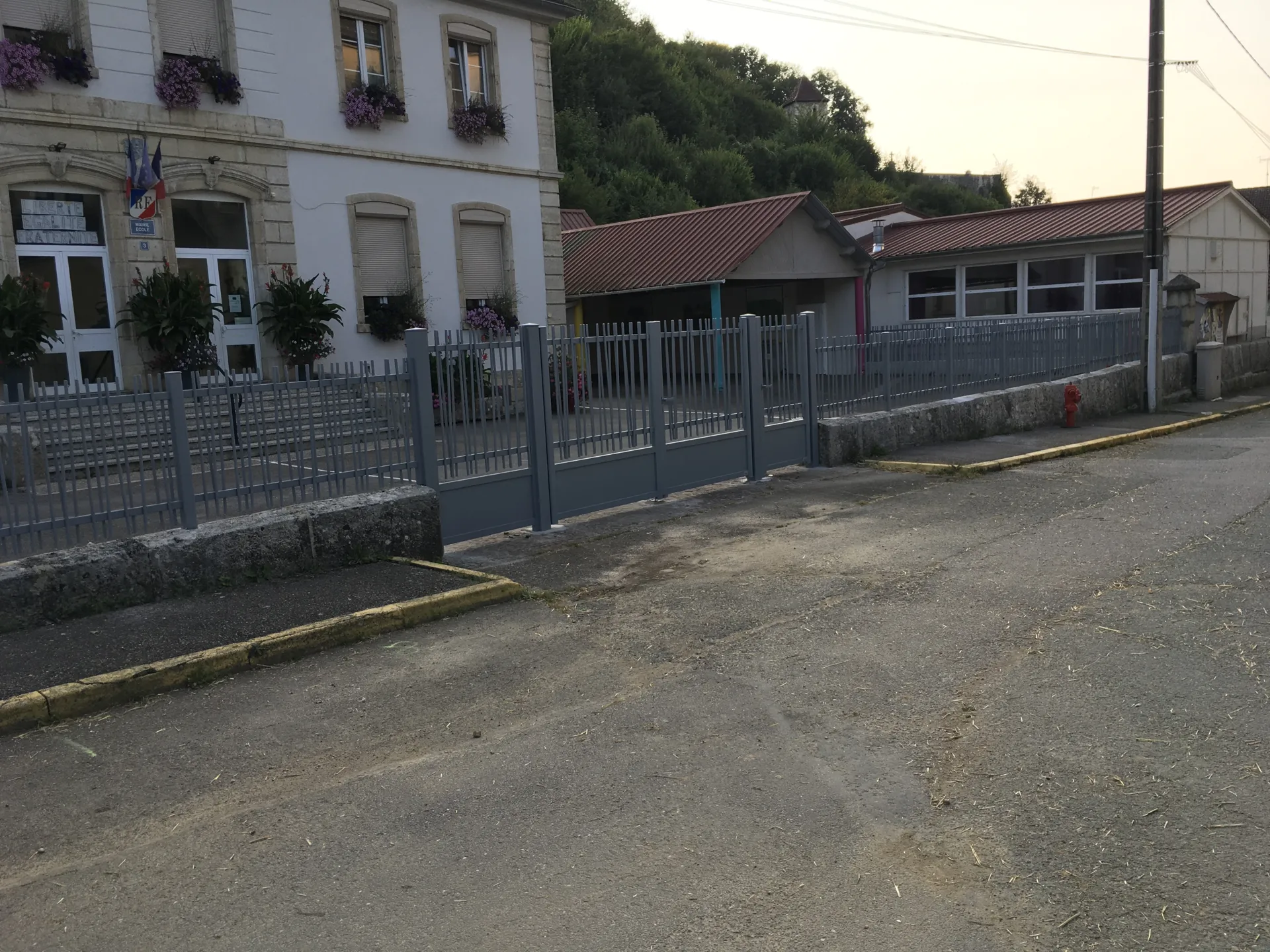 Réalisation et pose d'un portail battant gris clair avec clôture barreaudée en aluminium pour la mairie de Florimont proche de Montbéliard
