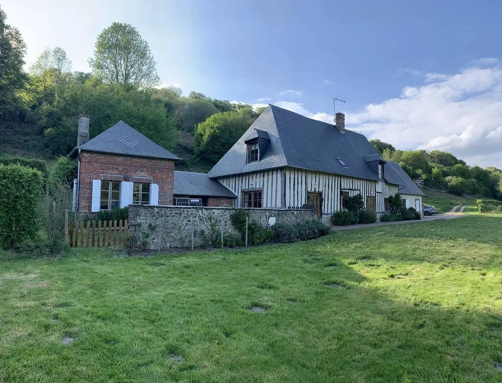 a vendre d'un Ancien Pressoir en colombages entièrement restauré sur env. 7 hectares en bordure de rivière, dans la région d'Orbec 14290