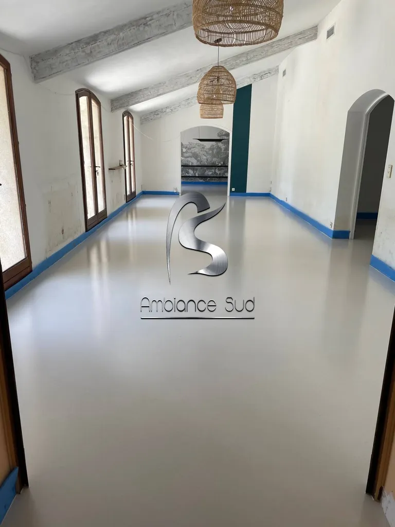 Sol en béton cire coulé décoratif blanc cassé sur aix en provence