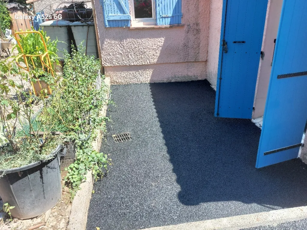 réfection d'une allée de propriété en enrobé de bitume noir sur la commune de Château neuf le rouge dans les Bouches-du-Rhône 