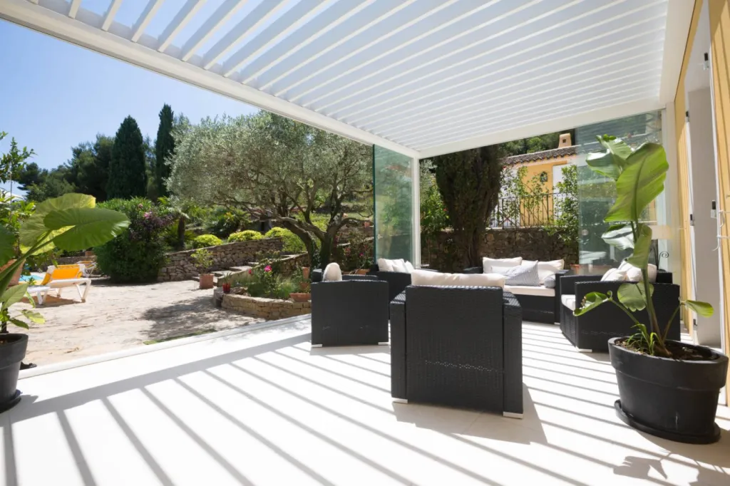 Installation d'une pergola et de coulissants en verre dans le Var (83)##https://renson.rossipro.fr/details-pose+d+une+pergola+bioclimatique+a+lames+orientables+au+beausset+dans+le+var-109