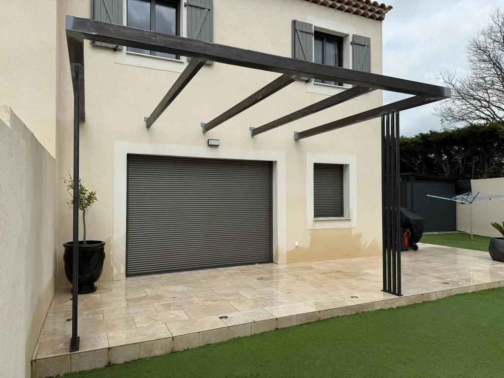 fabrication pergola acier sur mesure pour couvrir terrasse à Peypin