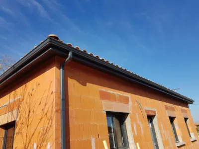 Fabrication sur place de gouttières sur-mesure avec pose sans soudure à Toulouse