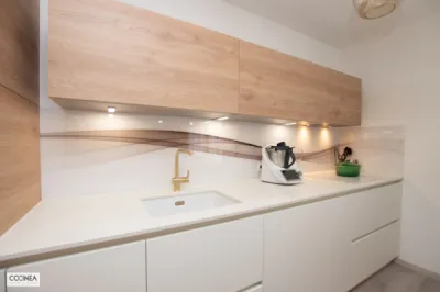 Cuisine Armony KAPPA-X White Mat et RHO CRETA Bois avec Plan Dekton Zenith à Toulouse – Design Moderne et Convivialité