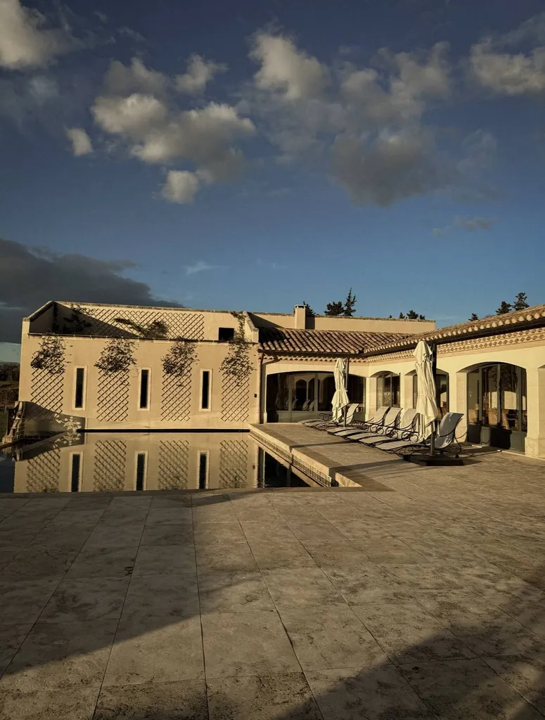 Encadrements et margelles en Pierre et Granit au Mas de Rey à Arles