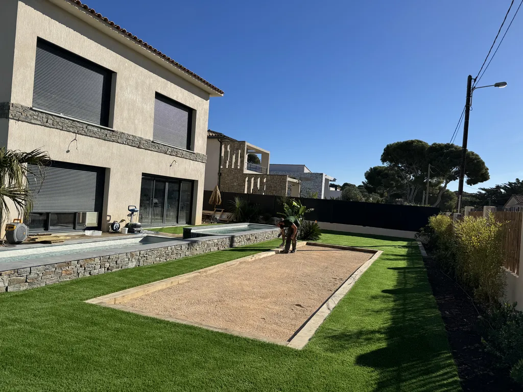 Création d’un jardin paysager avec gazon synthétique, palmiers et arrosage automatique pour villa à Sanary-sur-Mer