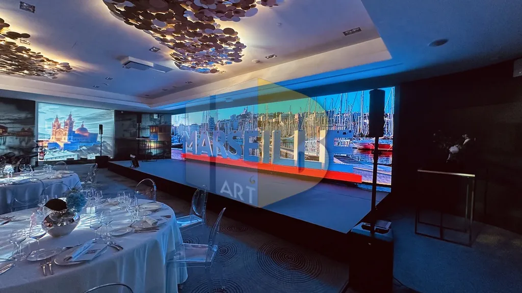 Écran LED pitch 3.9 de 11 x 2,5 m en place pour les remises de prix à Marseille