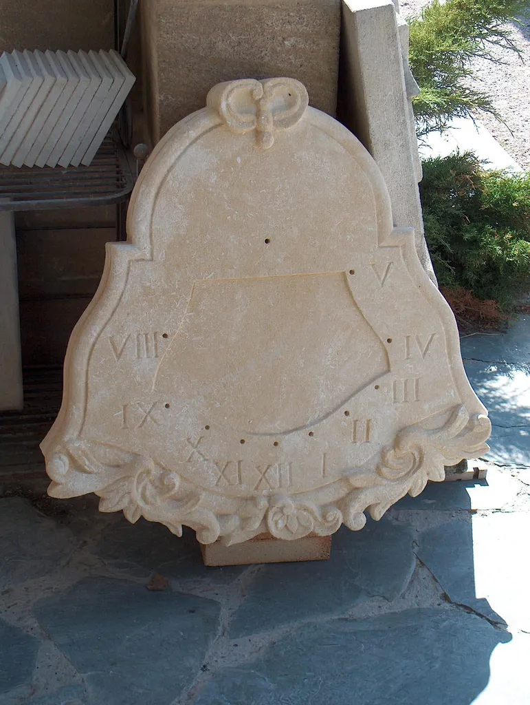 Cadran solaire en pierre de Mauzens