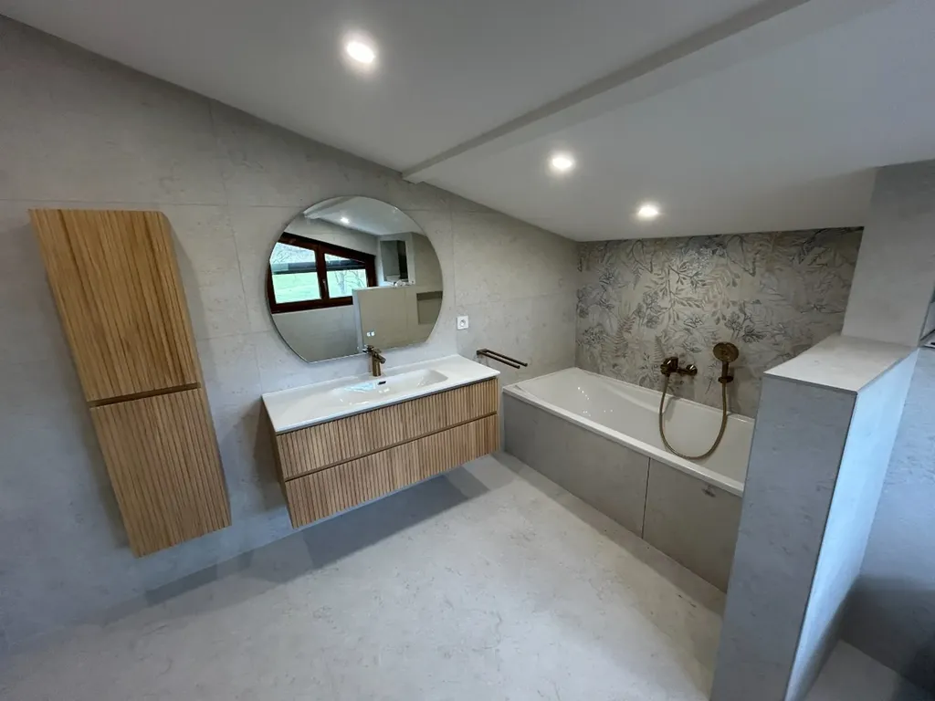 Salle de bain rénovée avec aménagement moderne et finitions soignées dans cette maison proche de Lyon