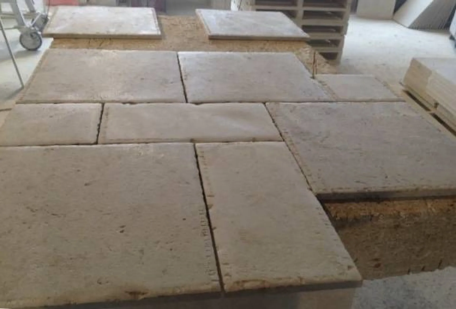 Dallage en pierre naturelle pour sol intérieur, terrasse et plage de piscine en extérieur. Quelle pierre choisir au 36 rue de Bourgogne à Paris ?