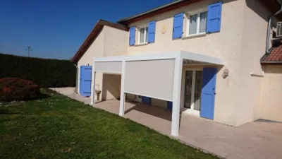 Pergola bioclimatique blanche de marque MARQUISES en aluminium posée à la CHAPELLE DE LA TOUR en isère