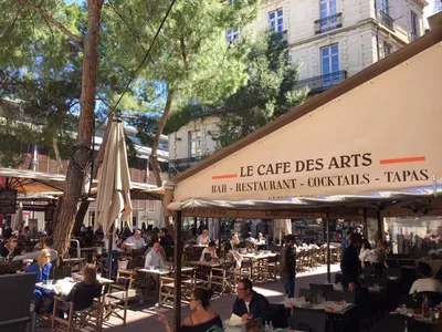 restaurant spécialisé en cuisine traditionnelle et bar à tapas avec terrasse Montpellier Café des Arts