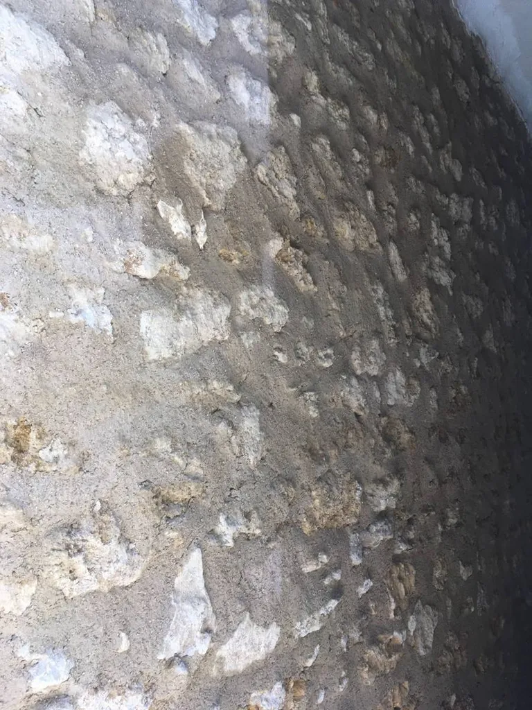 Réalisation d'un jointoiement beurré d'un mur en pierre à Salon de Provence