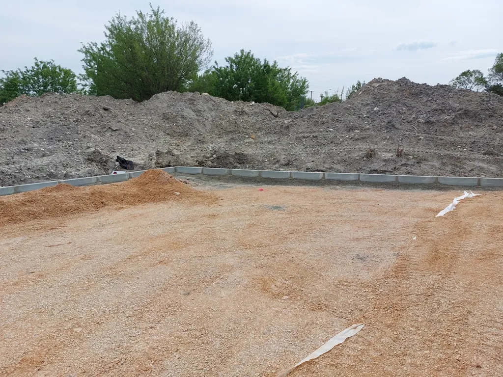 création d'un parking en enrobé de bitume noir sur Marignane dans les Bouches-du-Rhône 