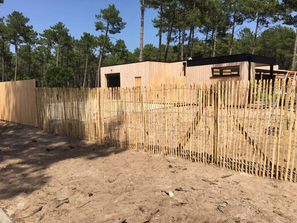 Quelle stratégie choisir pour une clôture en bois en ganivelle pour un aménagement paysager naturel au Bassin d’Arcachon
