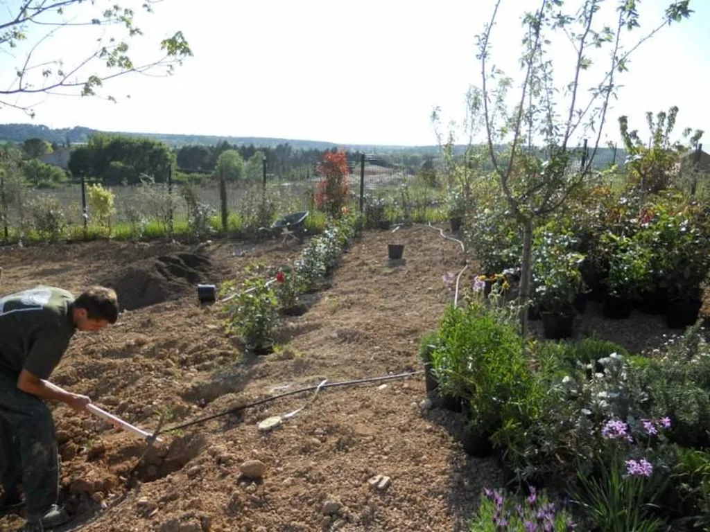 Création d'un massif par l'entreprise Les Jardins de Romain de Fuveau.